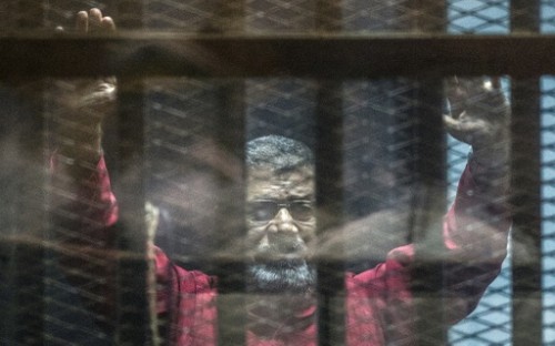 Egypte : peine de mort annulée pour l'ancien président Mohamed Morsi - ảnh 1